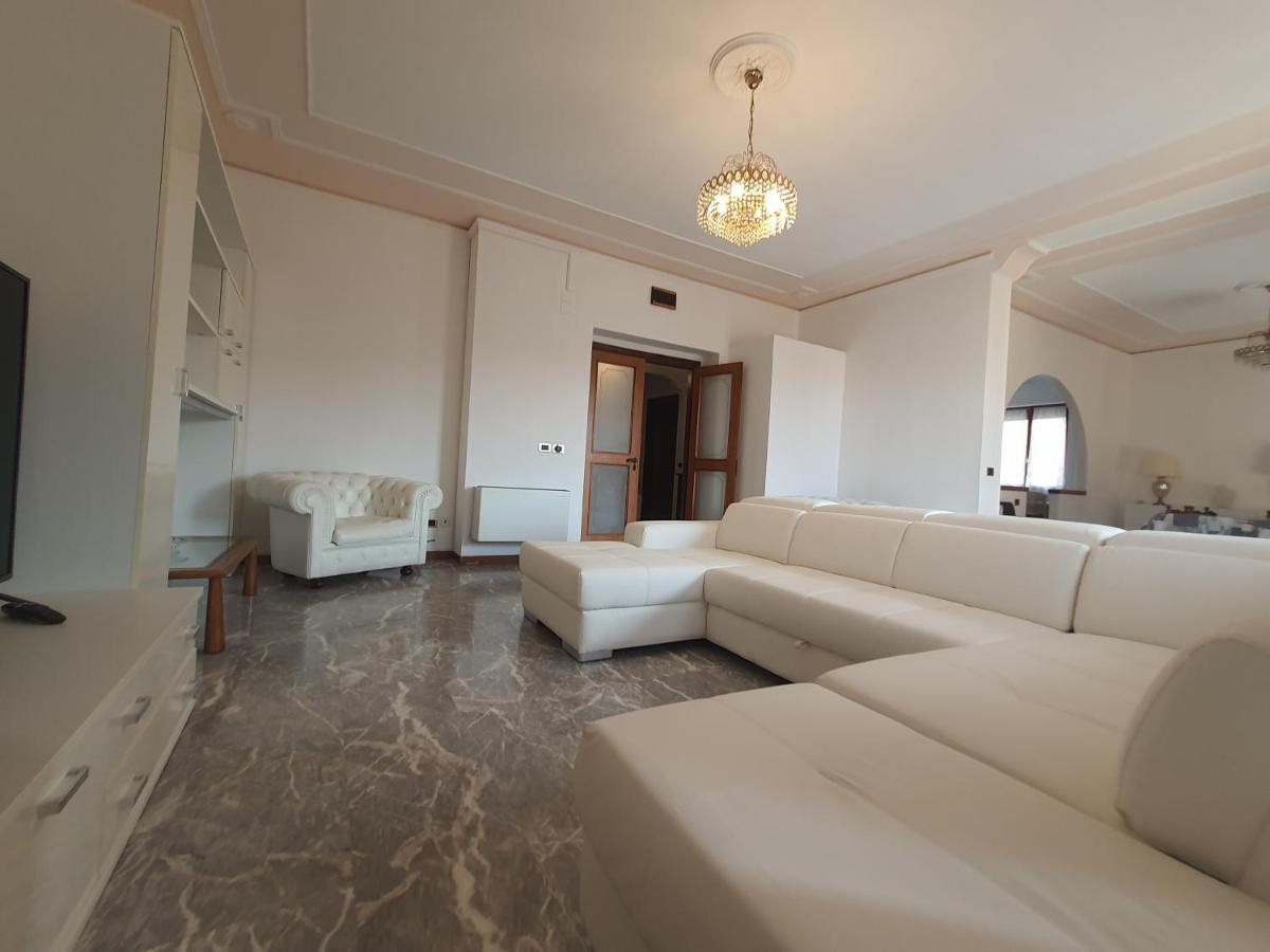 Spazioso appartamento in centro Città San Benedetto del Tronto Exterior foto